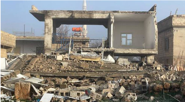 sismikveri's tweet photo. #ŞanlıUrfa’nın Bozova ilçesinde,sabaha karşı 03:50 de orta hasarlı raporu olan zemin+bir kat ev kendiliğinden çöktü.
2 can kaybı ,4 ü ağır 8 yaralı ! Cemile Arıkan Mühürlenmiş olmasına rağmen evde yaşamaya devam etti, enkaz altında kalan diğer kişiler ise misafir olarak gece yatıya kalan çocukları ve torunları…
Sorulması gereken sorular:
1-O kadını orada yaşamaya mecbur kılan durum nedir ?
2-Misafirliğe gelen  insanların hiç muhakeme yapmadan, risk durumunun farkında  olmamaları, önemsememeleri ya da bilmemeleri kimin suçu?
3-#deprem bölgesinde bu durumda olan binalarda  kaç  kişi oturuyor?