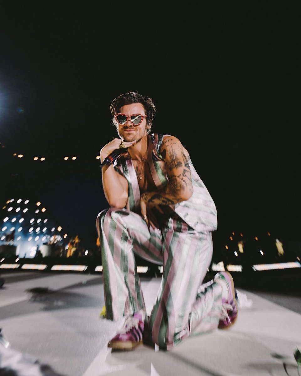 ColumbiaRecords's tweet image. Happy Birthday, @Harry_Styles!