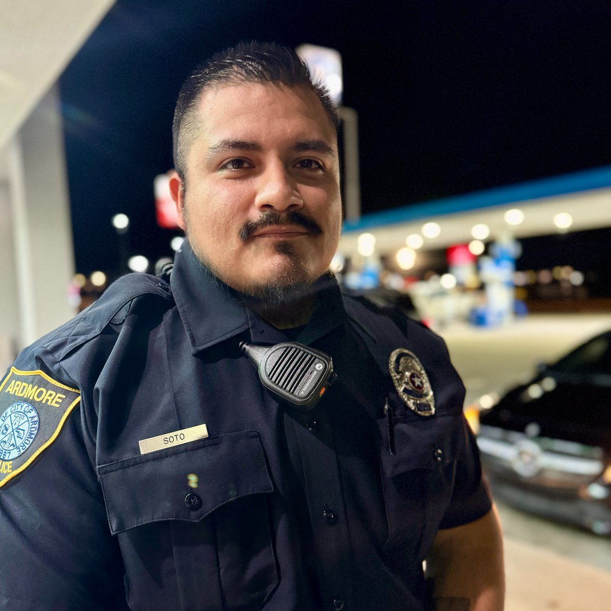 ardmorepd's tweet photo. Meet one of our latest hires - Jonathan Soto!
Officer Soto came to the APD looking to be a positive influence in Ardmore. A fluent Spanish speaker, he hopes to help the Hispanic community while dealing with law enforcement and making a positive impact. 💙 https://t.co/YAEOl1VvWq
