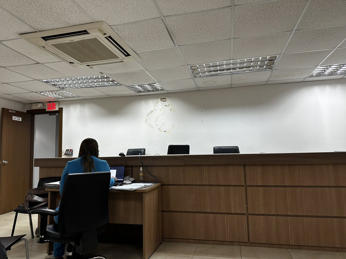LeonardoVivanc's tweet photo. #Guayaquil 

@CJudicaturaEc hasta cuando la payasada con audiencias de este tipo.

Partes presentes en Sala, jueces vía Zoom.

Se cae internet de la Sala en media exposición de excepciones previas, no se retoma conexión, jueces suspenden por fallas técnicas. 

🤡🤡🤡 https://t.co/CuQ5ZzQ7Hn