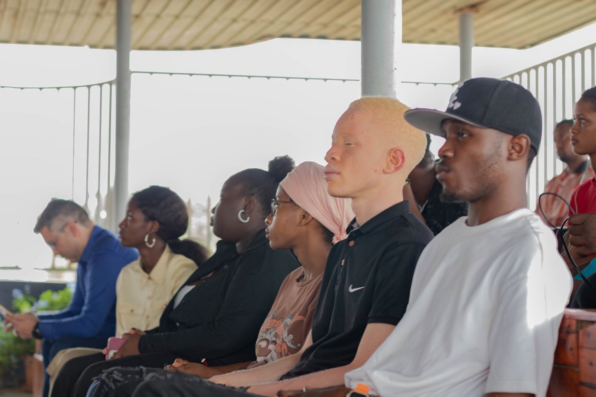 Dynamisme et engagement à Keyce Academy Conakry - Université Française de Guinée - UFG : nos jeunes volontaires @UNVolunteers animent une séance d'information sur le volontariat pour inspirer les étudiants à agir pour le bien de la communauté.🤝