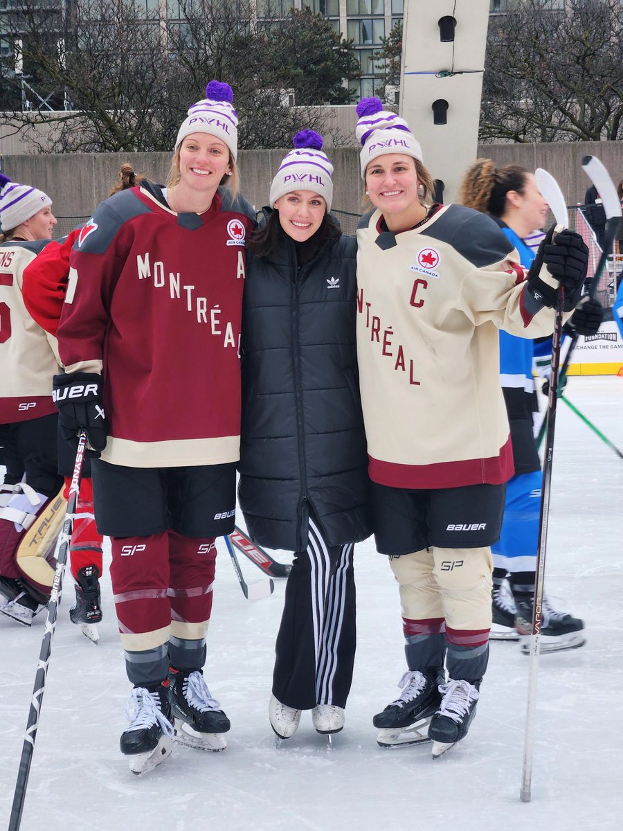 Stacey, Poulin et Virtue = trois très très bonnes patineuses Tessa Virtue will be the celebrity coach for Team King. She came at the Team King & Team Kloss All Star Outdoor Practice to make sure the girls worked on their edges 😉 #NHLAllStar