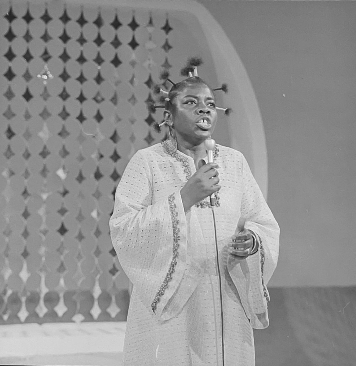 We're kicking off #BlackHistoryMonth with this photo of Salome Bey, Canada's 'First Lady of Blues.' Here she is appearing on the Wayne and Shuster Show in 1971. Photo by Paul Smith. ow.ly/rlmz50QuA34 #SalomeBey #TOHistory #TorontoArchives