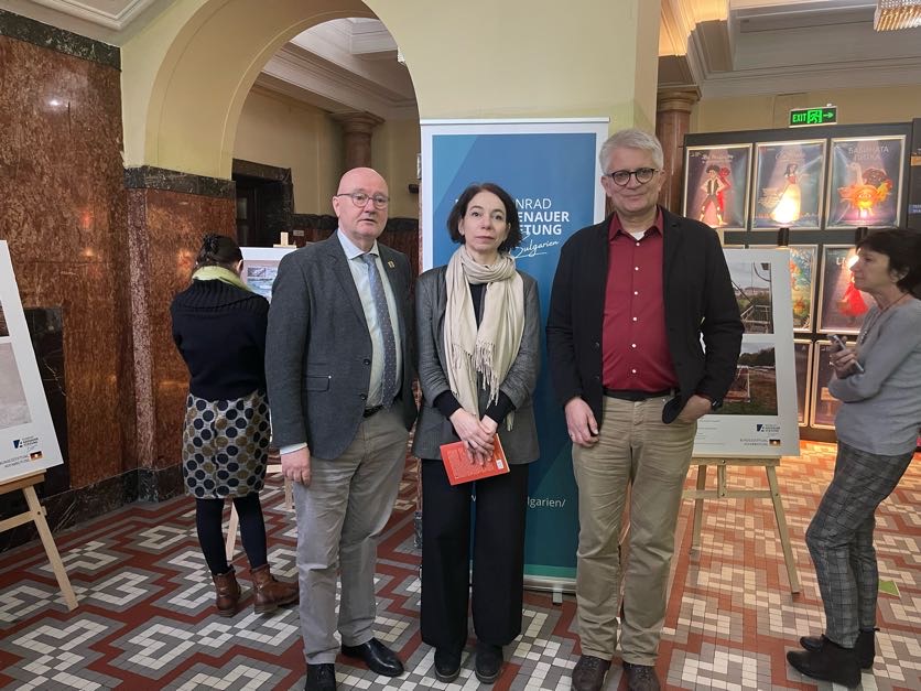 BAufarbeitung's tweet photo. Gestern eröffnete die Konrad Adenauer Stiftung in der Sofioter Innenstadt eine Fotoausstellung in Kooperation mit der @BAufarbeitung.
.
Gezeigt werden Fotos, die unser Mitarbeiter Ulrich Mählert bei einer Reise mit der KAS zum Straf- und Arbeitslager #Belene an der bulgarisch-rumänischen Grenze aufgenommen hat.
.
Die Fotoausstellung bildete den Rahmen für die Präsentation eines neuen Sammelbandes, der die Geschichte des Kommunismus in #Bulgarien auf leicht verständliche Weise sowohl in deutscher als auch bulgarischer Sprache schildert.
.
Eine zweite Fassung der Ausstellung wurde heute in der Stadtbibliothek von #Sofia gemeinsam mit der Kulturbürgermeisterin der Stadt eröffnet.