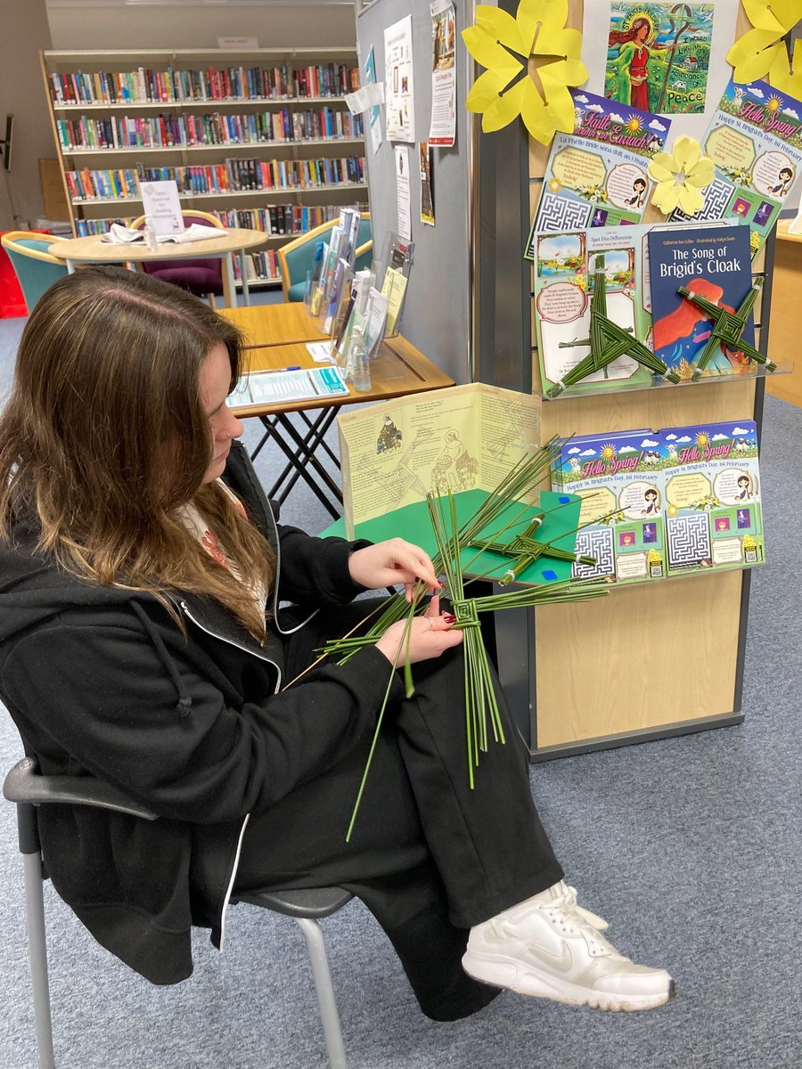 corkcolibrary's tweet photo. All enjoying the St. Brigid’s Day activities in Youghal Library. Reeds collected and St. Brigid’s Crosses made!
#YoughalLibrary #StBrigidsDay https://t.co/lhkejjEGmH