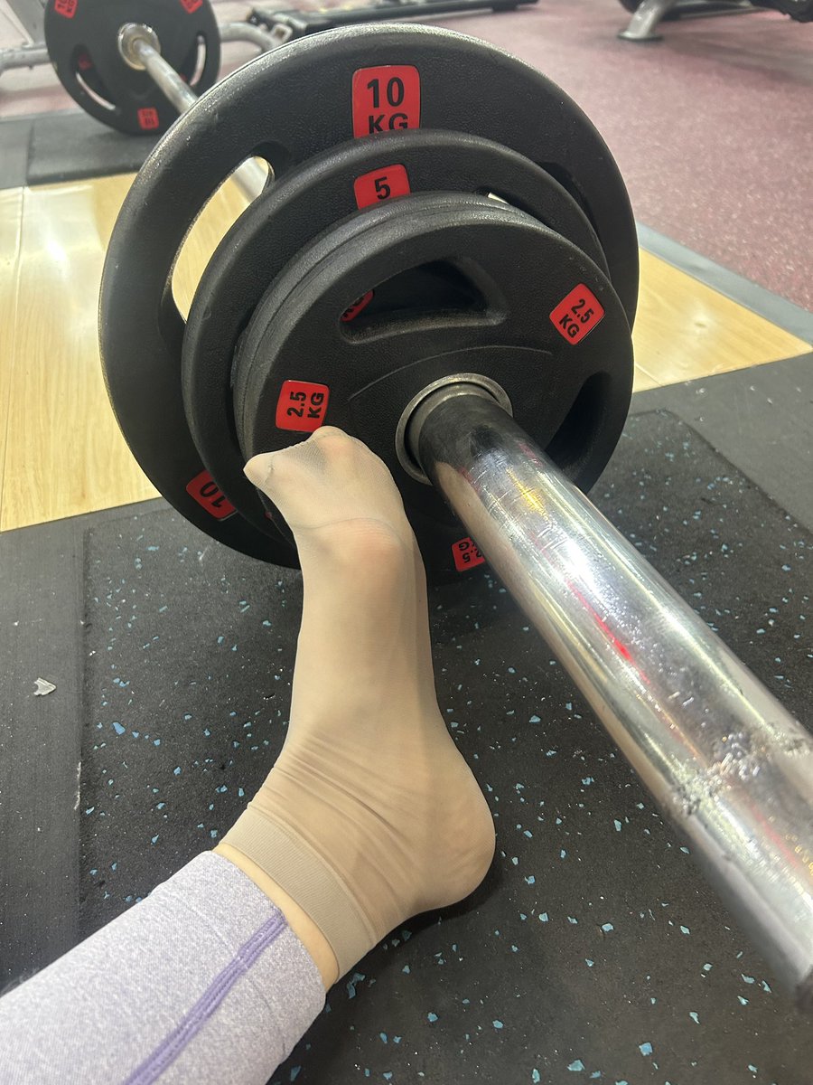 naiver_man's tweet photo. 小姐姐是真的有用心穿，看玻璃上那脚印就知道这是出了多少汗啊！在穿原味前小姐姐会和你反复沟通，了解你的口味和喜好，服务很贴心。
        在给我发货时，她还弱弱的和我��好像一不小心给我穿得重口了些，哈哈～下次可以试试日常的袜子，这次是我高估了自己😂@xiaozhu_siwu https://t.co/hR7Iy4yt9j