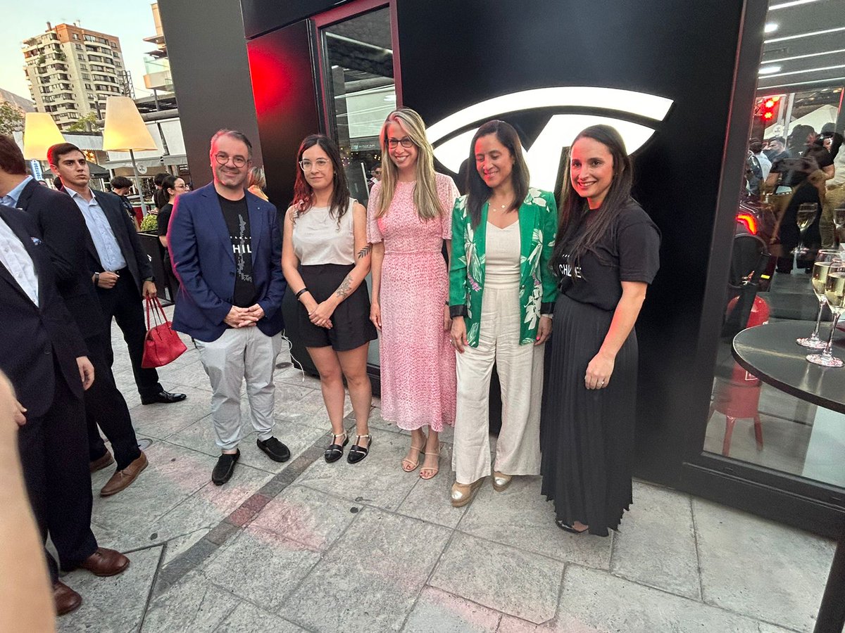 Contenta por la llegada de <a href="/Tesla/">Tesla</a> a Chile! @Chile_Tesla desempeñará un papel importante al mostrar algunos de los mejores autos eléctricos del mundo, ofreciendo a los chilenos la oportunidad de hacer una contribución a la reducción de su huella de carbono.