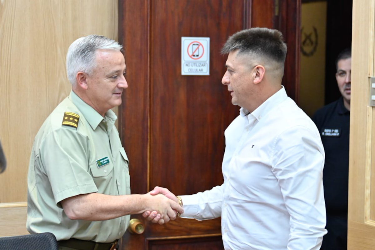 AMUR_CHILE's tweet photo. Presidente (s) de @amur_chile y alcalde de Buin, @miguelarayalobos y el director ejecutivo de AMUR, @cggonzalezt, se reunieron con el general director (s) de Carabineros, Marcelo Araya, para discutir un plan de inteligencia en materia de seguridad paratodas las comunas rurales https://t.co/xFRukCOOmL