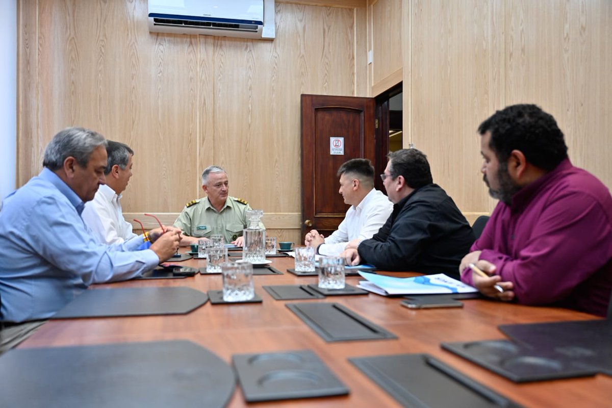 AMUR_CHILE's tweet photo. Presidente (s) de @amur_chile y alcalde de Buin, @miguelarayalobos y el director ejecutivo de AMUR, @cggonzalezt, se reunieron con el general director (s) de Carabineros, Marcelo Araya, para discutir un plan de inteligencia en materia de seguridad paratodas las comunas rurales https://t.co/xFRukCOOmL