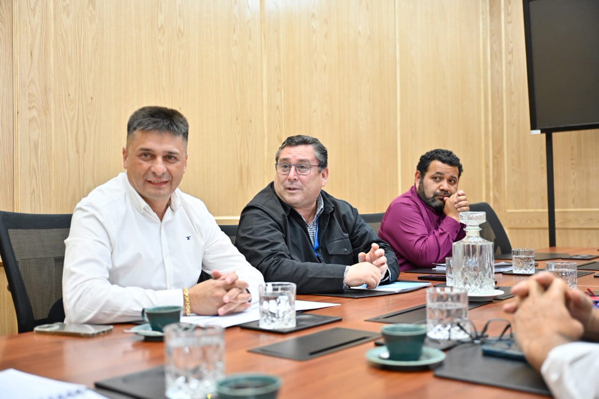 AMUR_CHILE's tweet photo. Presidente (s) de @amur_chile y alcalde de Buin, @miguelarayalobos y el director ejecutivo de AMUR, @cggonzalezt, se reunieron con el general director (s) de Carabineros, Marcelo Araya, para discutir un plan de inteligencia en materia de seguridad paratodas las comunas rurales https://t.co/xFRukCOOmL