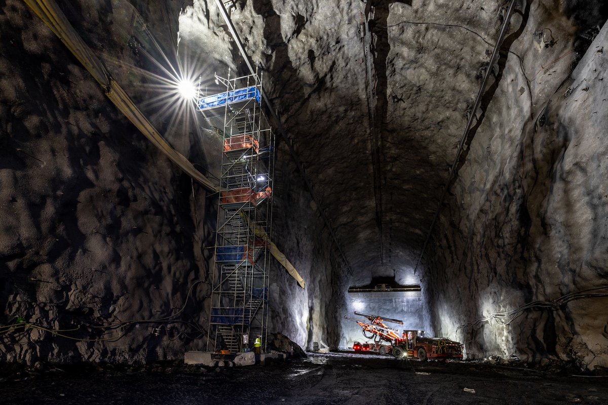 IGFAE_HEP's tweet photo. 🕳️Por que facer un furado na terra de 1,5 km de profundidade?
🏗️ Unha colosal obra de enxeñaría para detectar os #neutrinos, as partículas máis fuxidías do universo.
É un dos fitos da colaboración DUNE, na que participa o IGFAE 🧵
#DUNEscience #DUNEcaverns https://t.co/1akWLPKsj7
