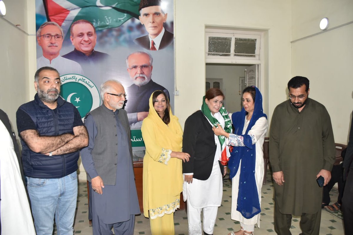 SymaNadeem_IPP's tweet photo. ایڈوکیٹ مسز سارہ کنول شاہد کی استحکام پاکستان پارٹی میں شمولیت،

آئی پی پی وومن ونگ کراچی کی صد�� سیما مولوی نے شمولیت کے موقع پر ایڈوکیٹ مسز سارہ کنول شاہد کو مفلر پہنایا، https://t.co/Wbtnr19csX