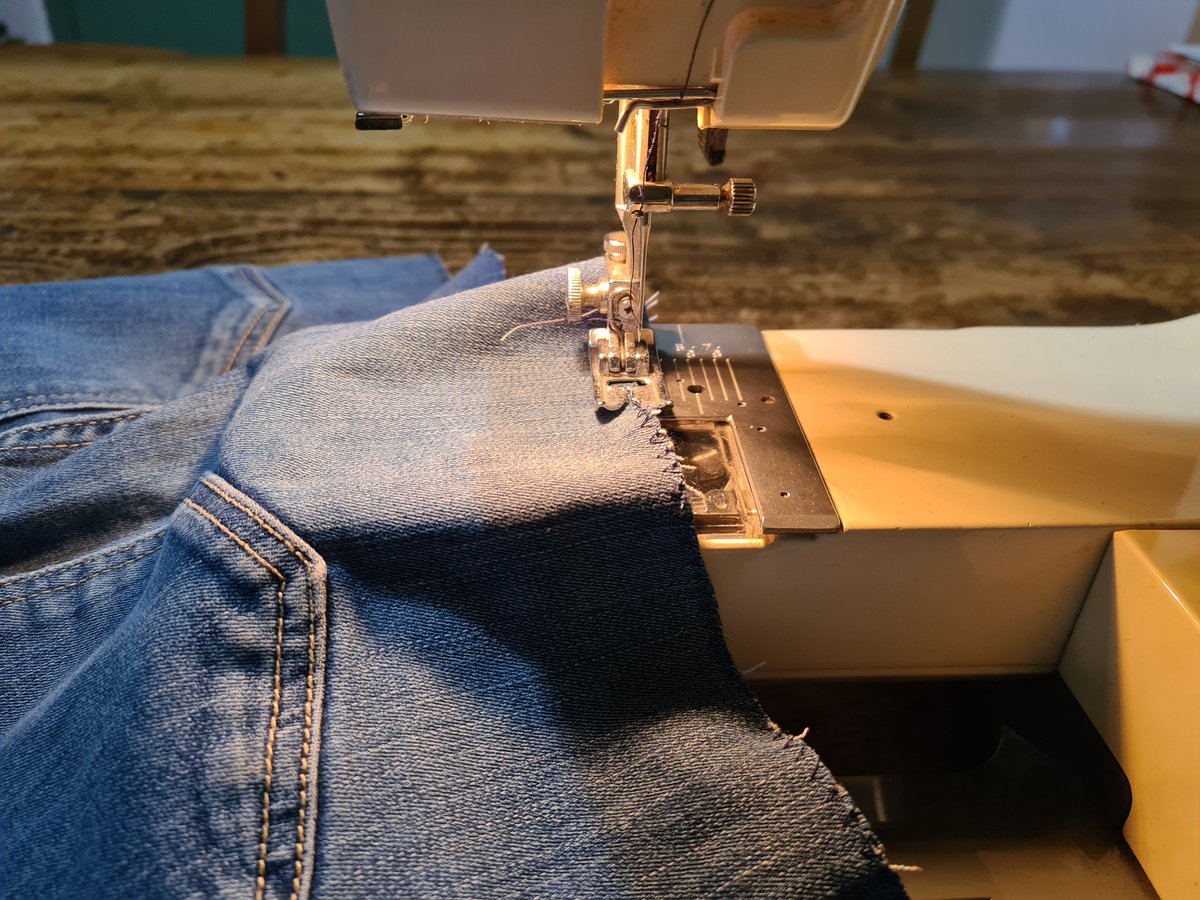 Heerlijkheyd's tweet image. Het miezert vandaag dus binnen aan de slag. Dit jaar heb ik 5 spijkerbroeken totaal versleten en van 3 van deze broeken een korte broek voor de zomer gemaakt...
#Frankrijk #Puydedôme #naaimachine