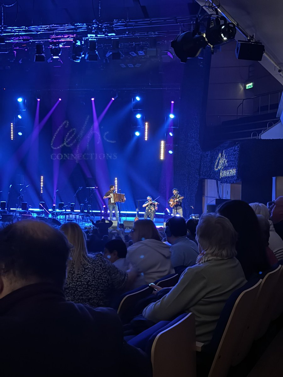 CglenMusicDrama's tweet photo. A fantastic morning for some of our S3 music pupils with a trip to the Royal Concert Hall to see Celtic Connections, some toe tapping, learning about new instruments and some French 🇫🇷 🇨🇦 👏🙌 https://t.co/Ch9jm4QAHo