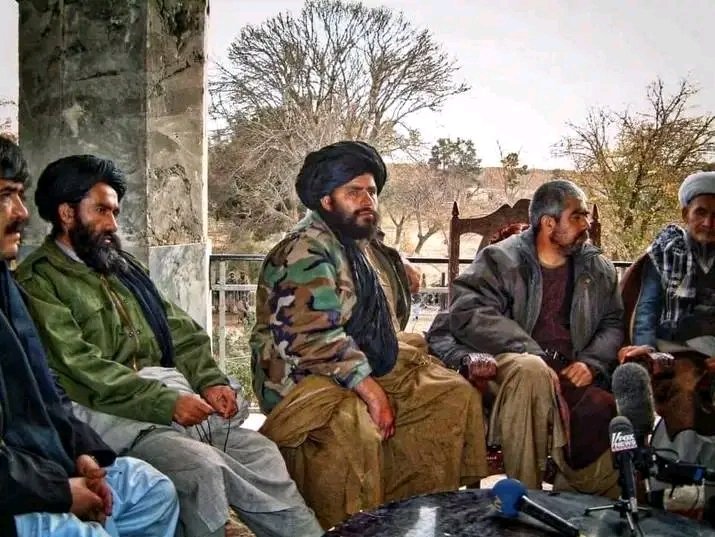 انځور د تیر تحریک دی 
د دوستم څنګ ته ناست کسان څوک پیژنی؟
نومونه یی ولیکی!