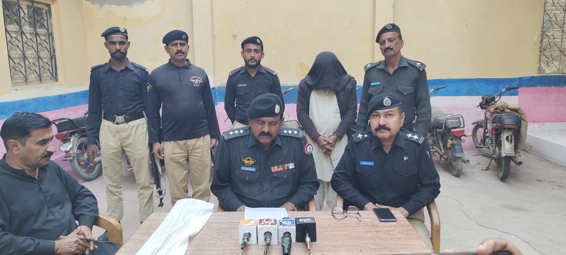 SSPtmkhan's tweet photo. بلڑی شاہ کریم پولیس نے دو افراد کو بیدردی سے قتل اور تین افراد کو زخمی کرنے والے مرکزی ملزم غلام نبی شاہ کو گرفتار کرلیا، واقعے میں استعمال ہونے والا اسلحہ رپیٹر شارٹ گن برآمد کرلیا گیا https://t.co/aR1V8ZHqvd
