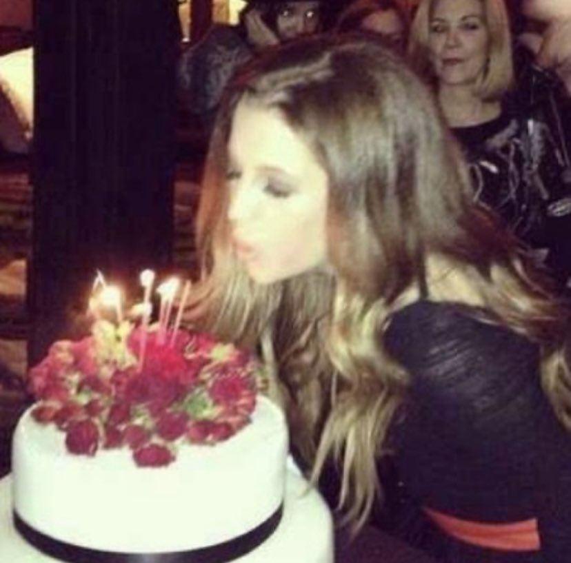 simplyrileycom's tweet photo. Happy birthday  #LisaMariePresley Feb 1st 1968, an angel was born and is now singing in the heavens 🕊️❤️ https://t.co/uXiUA7u6ax