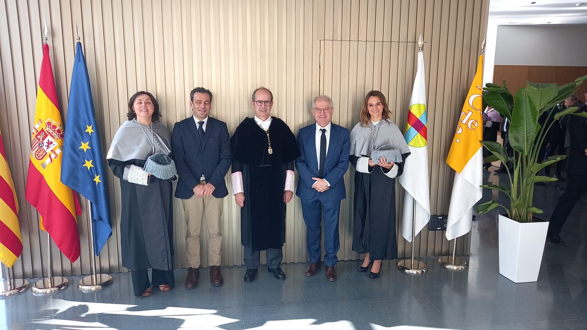 🎖️El <a href="/GVAivc/">Institut Valencià de Cultura - GVA</a> reconocido por el <a href="/uchceu/">Universidad CEU UCH</a> por su compromiso con la investigación y su participación en la Cátedra Luis García Berlanga

👏La Secretaria Autonómica  @PauASantiago , y el Dtor. Gral. de <a href="/GVAivc/">Institut Valencià de Cultura - GVA</a> Abel Guarinos

📜El rector, Higinio Marín Pedreño,ha entregado el premio