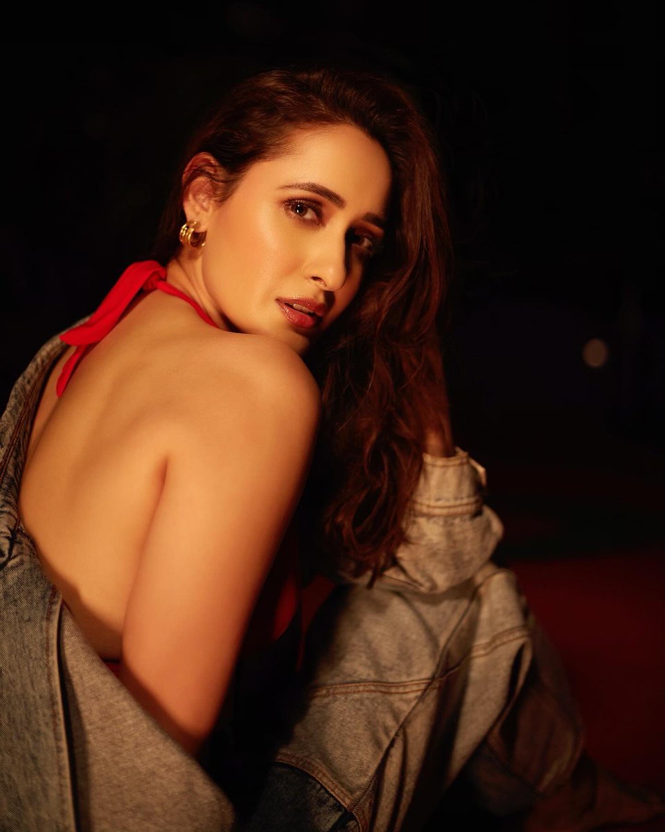 ItsMePragya's tweet photo. Season of red ♥️

#HelloFeb https://t.co/ZpZfcHjGgp