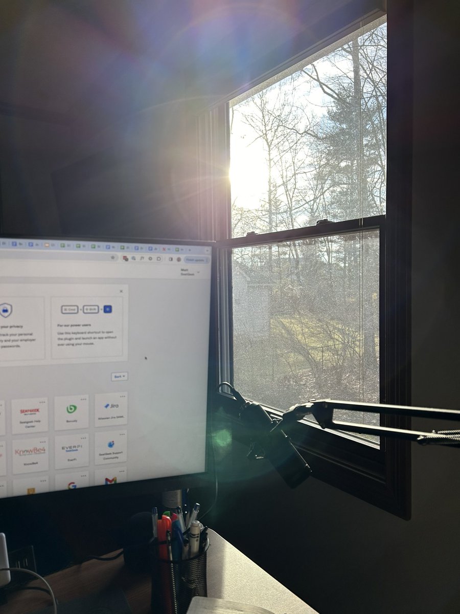ComptonMC's tweet photo. What is this bright light in the sky?
Are we being attacked?
#WinterInIndiana https://t.co/nGM6lmefCu