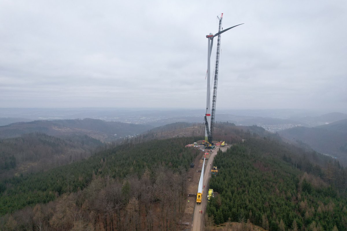 SL_NaturEnergie's tweet photo. Das dritte Rotorblatt ist eingetroffen - es geht voran mit dem Ausbau der #windenergie im #sauerland! 😍 
#bladelifter #windimforst #energiewende #jedekwhzählt https://t.co/EqT0pP0Oqr