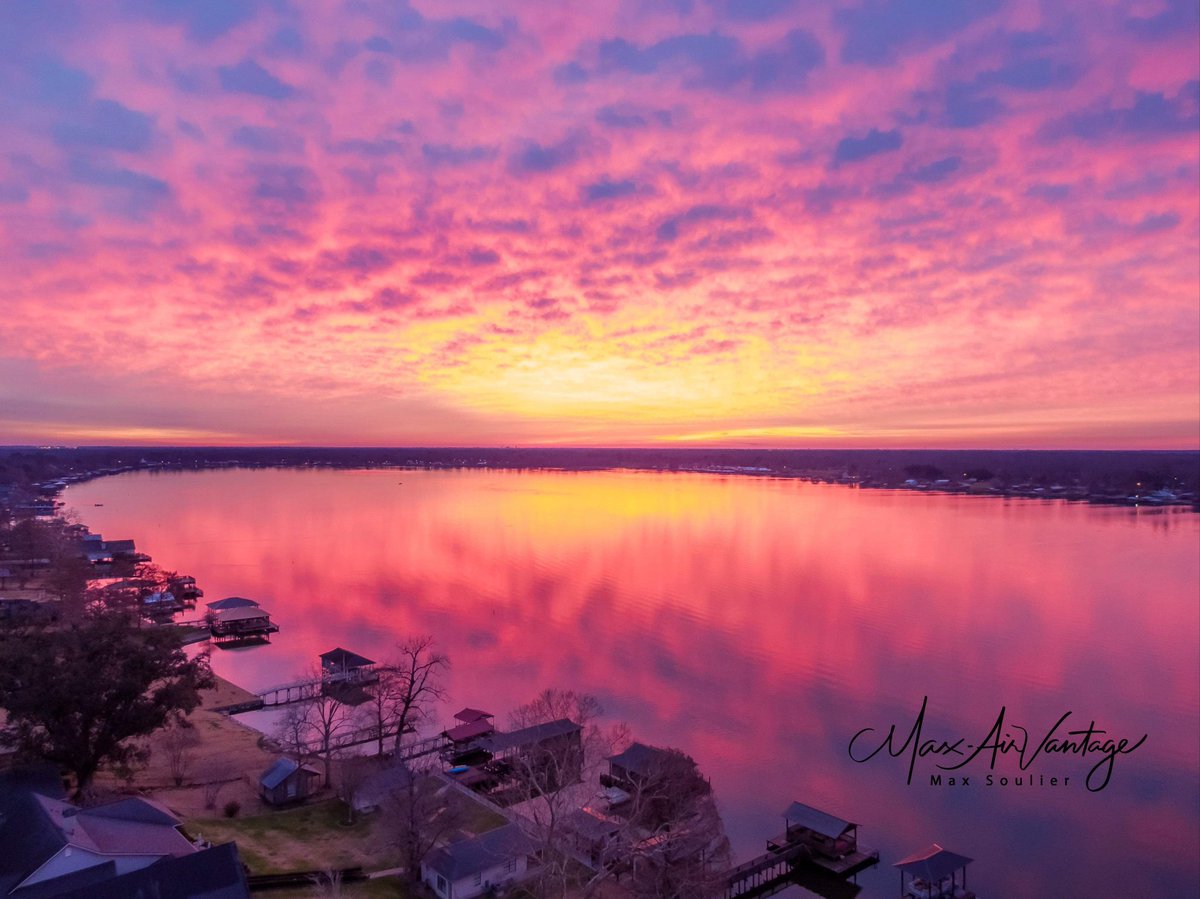 JayGrymes_WX's tweet image. Mother Nature’s art work!
False River, Thursday morning …

Courtesy:  Max Soulier

#WAFBFirstAlert