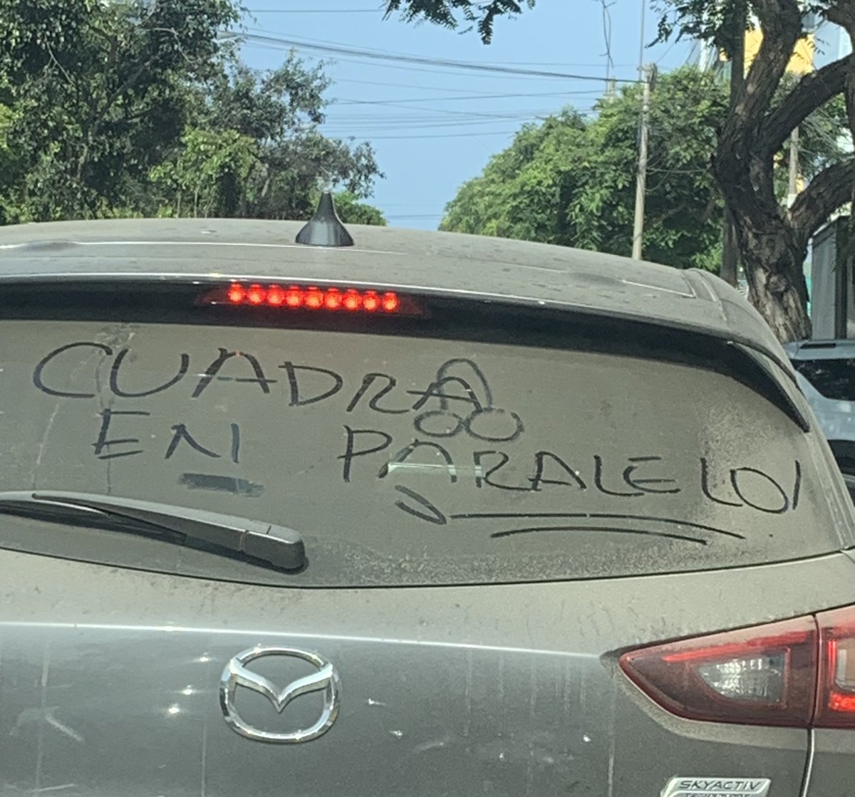 luqy24's tweet photo. Simple y directo!!
🤣🤣 #estacionamientoparalelo #manejasmal https://t.co/rYIC0C3RYe