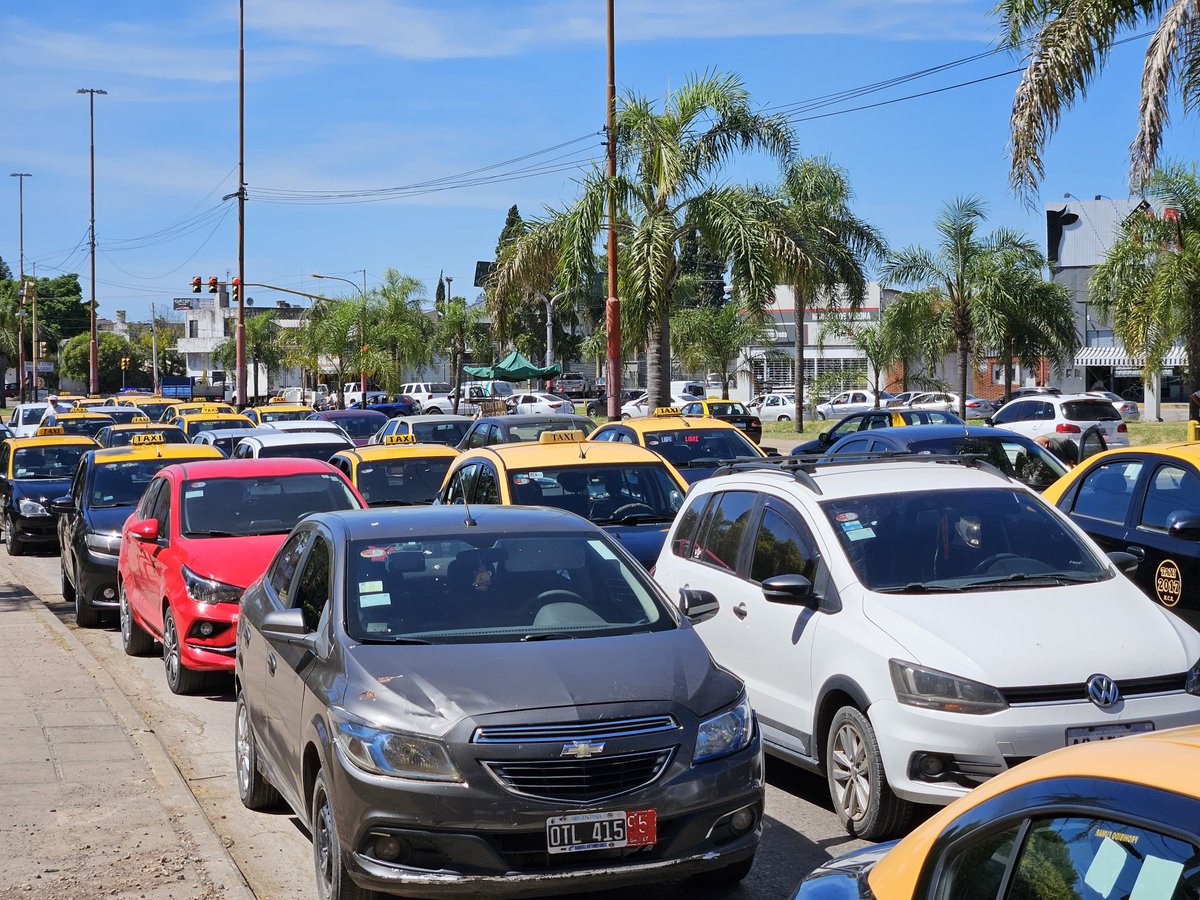 Cadena3_Rosario's tweet photo. Taxistas marchan en contra Uber: Se concentran en Circunvalación y Ayacucho. Hay corte en ambas manos.🚕

👉 "Es una lucha que recién empieza. Las aplicaciones ilegales entran con total impunidad por todos lados" cuenta Marcelo Díaz, Catiltar. https://t.co/uNUp5DnRBH
