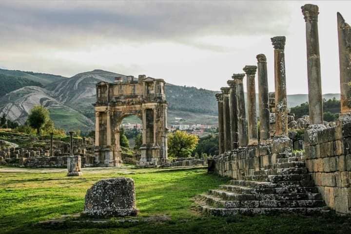 AllouniAgency's tweet photo. The Triumphal Arch of Caracalla is an ancient Roman monument located in Djemila, near the modern town of Setif in northeastern Algeria.
Here are key details about the Triumphal Arch of Caracalla: (1/5)
📸(Before restoration 1913 After restoration 2024)
#Algeria #الجزائر #tourism https://t.co/hl9K6QyYKg