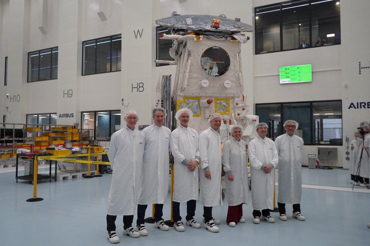SimonettaCheli's tweet photo. New profile pic? 🛰️😍
Some photos from the #EarthCARE cleanroom @AirbusSpace🛰️
The Earth Cloud Aerosol and Radiation Explorer, or EarthCARE for short, was developed to shed new light on the complex interactions between clouds, aerosols and radiation within the Earth’s atmosphere https://t.co/kbuMqUsGii