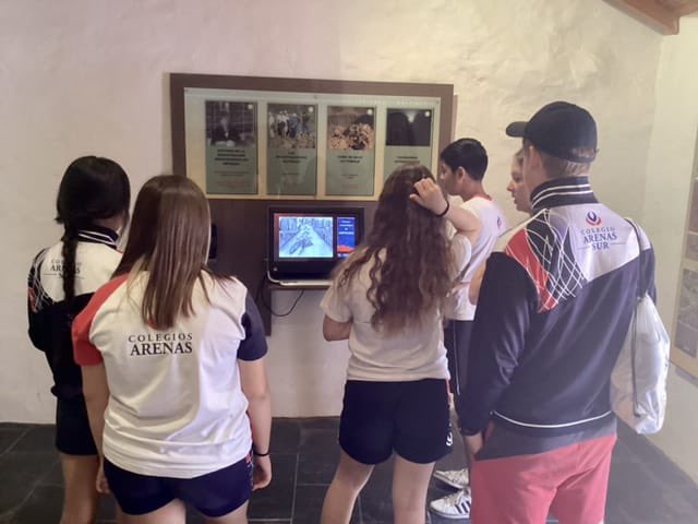 colegioarenasur's tweet photo. ⛰️El alumnado de 3º ESO del Colegio Arenas Sur ha visitado el Yacimiento Arqueológico de la Necrópolis de Arteara (el cementerio aborigen de mayor entidad de Gran Canaria en extensión y nº de inhumaciones), descubriendo algunos de los más de 800 túmulos funerarios. ⛰️👀 #arteara https://t.co/dGSlPYuacc