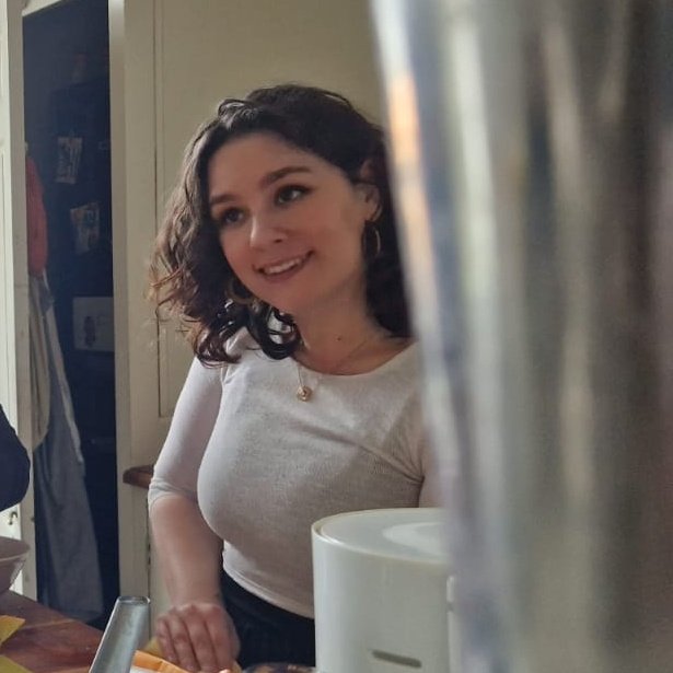 Pour une fois qu'une photo "candide" de moi me plaît. Il suffisait de me mettre dans la cuisine d'un château entourée de meufs de ouf. Makes sense now. #NouvellePhotoDeProfil