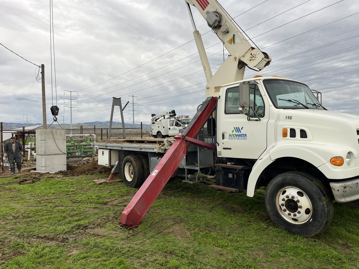 Going up! Setting boxes for a new pumping station. Big or small. We got you. #awdoesthat 
•
•
•
•
•
•
•
•
•
•
•
•
•
•
#irrigationservice
#avidwater
#weready
#keepwatching 
#irrigationpump 
#irrigation
#precisionirrigation