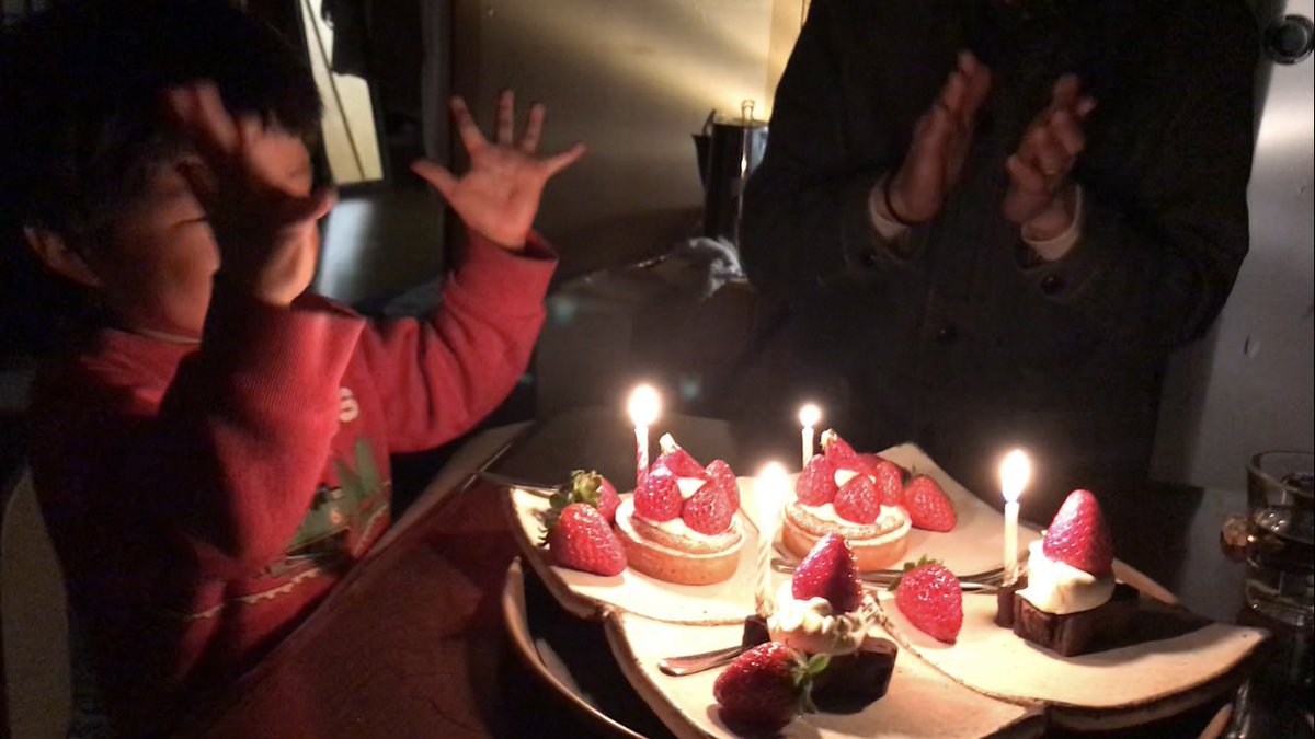 inuyamabotan's tweet photo. たんたんたんたんたんじょうび~
きょうは~マーマのたんじょうび~

ってめちゃくちゃ笑顔で歌ってくれました。嬉しすぎた。
3日に一回はキレ散らかしてるけど、普通の家族の普通のお母さんになれてよかった。 https://t.co/q8p57Qp2Pf