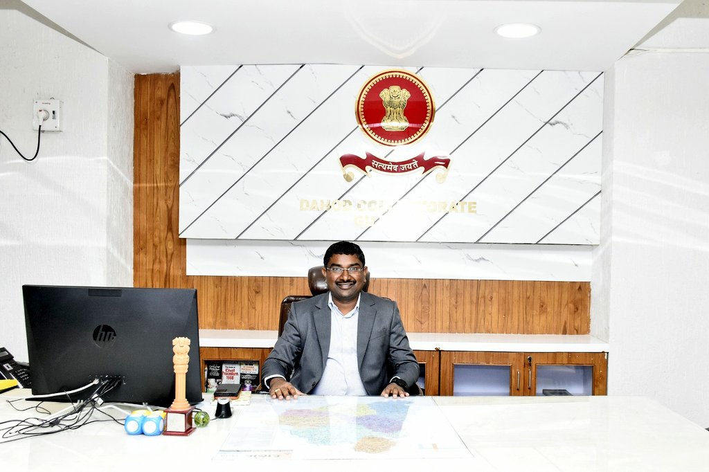 CollectorDahod's tweet photo. આજરોજ દાહોદ જિલ્લા કલેક્ટર તરીકે પદભાર સંભાળ્યો. શ્રી ડો હર્ષિત ગોસાવીએ મને સૌજન્યતાપૂર્ણ રીતે કલેક્ટર કચેરીમાં આવકાર્યા હતા અને ચાર્જ સોંપ્યો હતો.   @CMOGuj https://t.co/DsPI3RK2T4