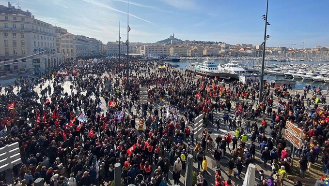 de_cretins's tweet photo. #Greve1erFevrier
On est exactement 12589,45 actuellement à Clermont Ferrand sous un magnifique soleil !!
On lâche rien ! vive la France !
#BXDigit https://t.co/kOIHukrNNg
