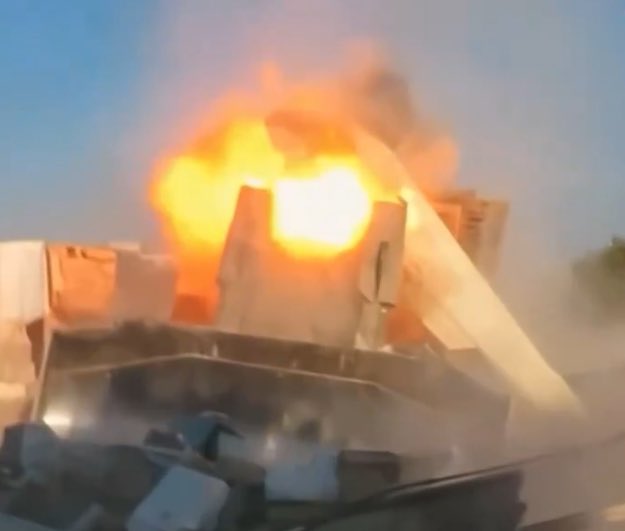 لحظة رؤية أحدهم آخر مشهد في حياته، حين تقدم نحو مصرعه بنفسه؛ ثم كانت فوهة المقاتل الغضنفر هي آخر ما يراه من الدنيا.