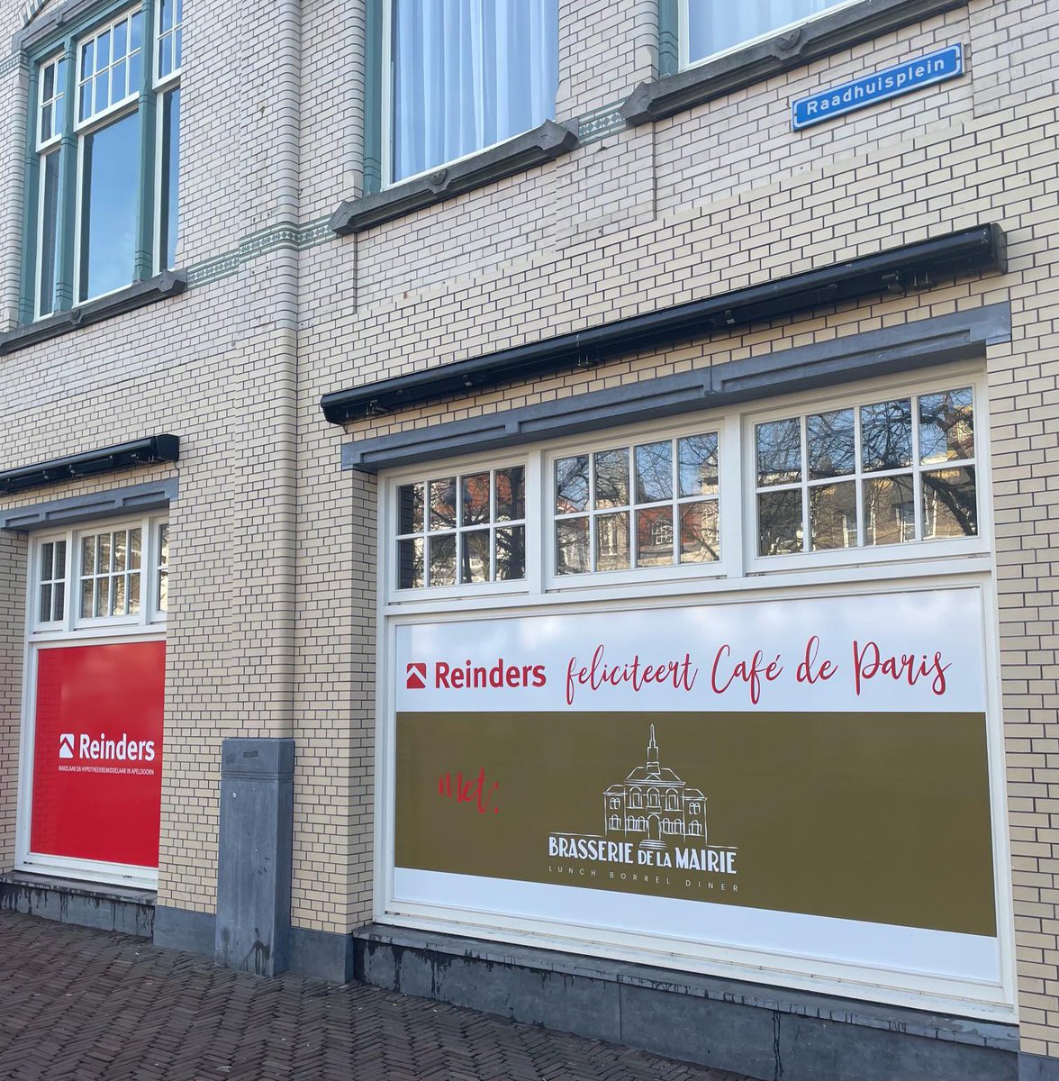 Wij feliciteren Café de Paris met de aankoop van het Raadhuisplein 2 in Apeldoorn. 

Reinders heeft mogen begeleiden in de aankoop van dit karakteristieke pand in het centrum van Apeldoorn. 

Bel ons kantoor voor aan- en verkoop, aan- en verhuur opdrachten op 055-5555555