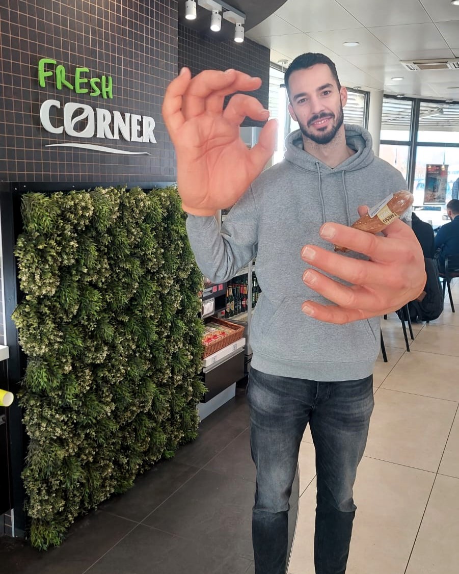 RKZagreb's tweet photo. Zabavno prijepodne imali su naši Jakov Gojun, Ivan Čupić, Zvonimir Srna i Matej Mandić, a proveli su ga na snimanju reklame za našeg generalnog sponzora Fresh Corner 🎥🤝🏻

#IznadSvhZagreb #rkzagreb #freshcorner https://t.co/VNMjVE5jFV