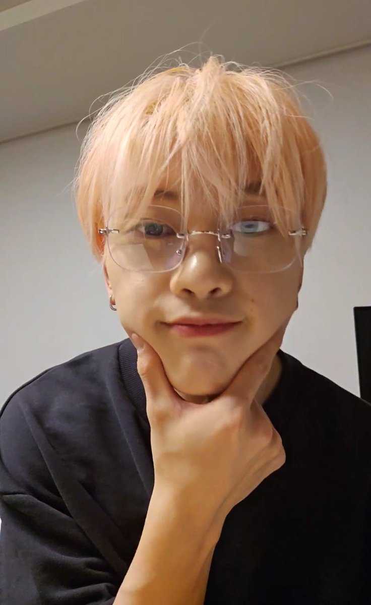 myseokryudan's tweet photo. MATTHEW'S MOCHI CHEEKS 😭😭😭 https://t.co/p64vAnTIe9