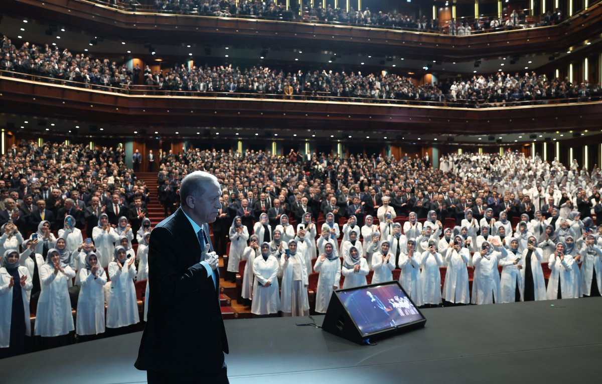 RTErdogan's tweet photo. Diyanet Akademisi Başkanlığı 1’inci Dönem Aday Din Görevlileri Mezuniyet Merasimi’ni Cumhurbaşkanlığı Külliyemizde gerçekleştirdik.

8 aylık eğitim süreçlerini başarıyla tamamlayan 4 bin 537 aday din görevlimizi tebrik ediyor, görevlerinde Rabbimden başarılar niyaz ediyorum.     

İlk olarak 2012 yılında hukuki altyapısını oluşturmaya başladığımız Diyanet Akademisini, 10 yılı bulan titiz ve yoğun çalışmaların ardından 2022 yılında hayata geçirdik.

Akademinin kurulmasıyla birlikte Diyanet camiamız meslek öncesi eğitim ve mesleki eğitim noktasında son derece mücehhez bir yapıya kavuştu.

Diyanet İşleri Başkanlığımızın merkez ve taşra teşkilatlarında yapılan her tür ve düzeydeki eğitimleri tek çatı altında topladık.

Böylece verilen din hizmetlerinin niteliğini daha da arttıracak, Diyanet mensuplarımızın mesleki donanımını tahkim edecek, sadece kendi insanımıza değil yurt dışında yaşayan vatandaşlarımıza ve kardeş halklara da çok daha iyi hizmet götürülmesini sağlayacak, hasılı Diyanetimizin kurumsal, beşerî ve ilmî kapasitesini her alanda ileriye taşıyacak kritik bir kurumu Başkanlığımızın hizmetine sunmuş olduk.

Aday din görevlilerimizi en güzel şekilde yetiştiren saygıdeğer hocalarımıza teşekkürlerimi iletiyorum.

Yurt içinde ve yurt dışında özveriyle görev yapan bütün Diyanet mensuplarımıza, din görevlilerimize vazifelerinde kolaylıklar diliyorum.
