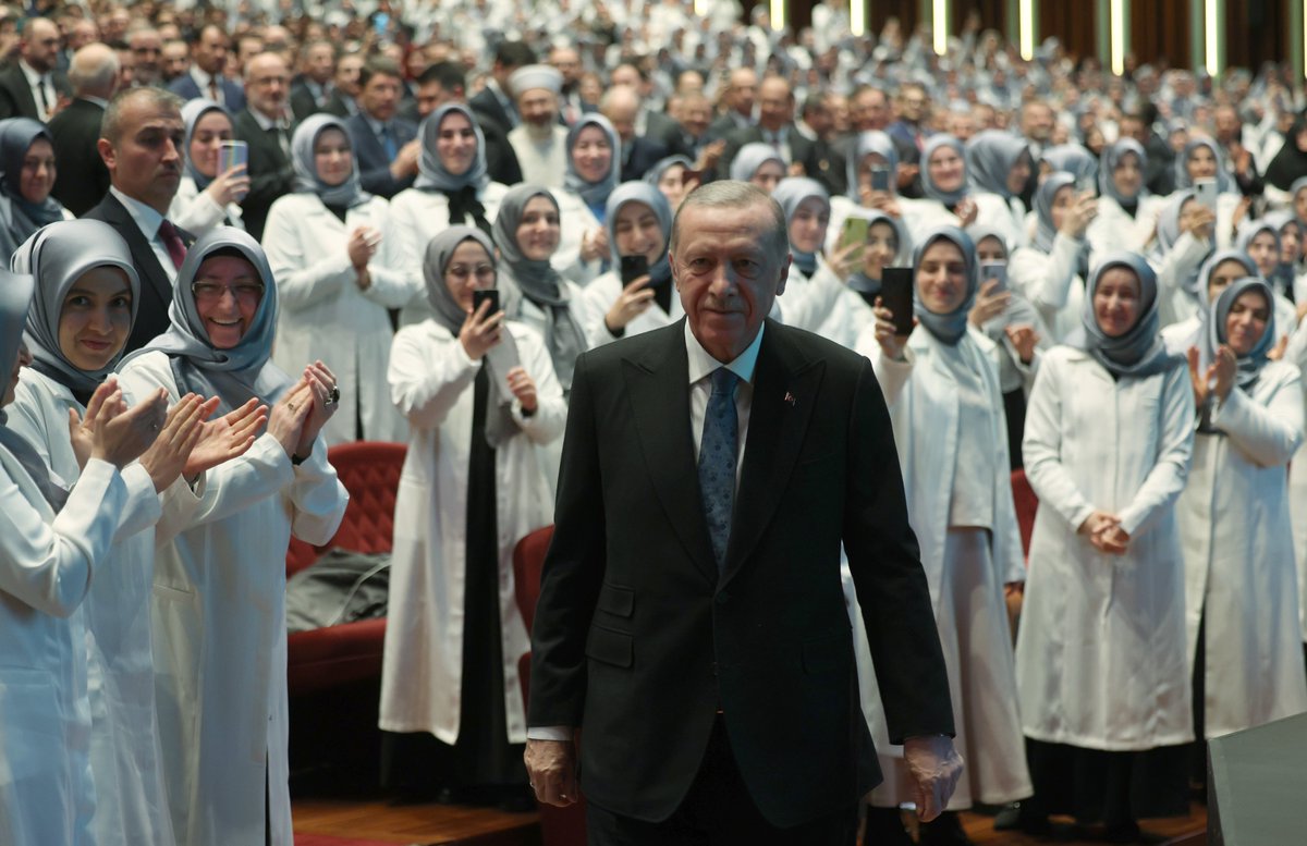 RTErdogan's tweet photo. Diyanet Akademisi Başkanlığı 1’inci Dönem Aday Din Görevlileri Mezuniyet Merasimi’ni Cumhurbaşkanlığı Külliyemizde gerçekleştirdik.

8 aylık eğitim süreçlerini başarıyla tamamlayan 4 bin 537 aday din görevlimizi tebrik ediyor, görevlerinde Rabbimden başarılar niyaz ediyorum.     

İlk olarak 2012 yılında hukuki altyapısını oluşturmaya başladığımız Diyanet Akademisini, 10 yılı bulan titiz ve yoğun çalışmaların ardından 2022 yılında hayata geçirdik.

Akademinin kurulmasıyla birlikte Diyanet camiamız meslek öncesi eğitim ve mesleki eğitim noktasında son derece mücehhez bir yapıya kavuştu.

Diyanet İşleri Başkanlığımızın merkez ve taşra teşkilatlarında yapılan her tür ve düzeydeki eğitimleri tek çatı altında topladık.

Böylece verilen din hizmetlerinin niteliğini daha da arttıracak, Diyanet mensuplarımızın mesleki donanımını tahkim edecek, sadece kendi insanımıza değil yurt dışında yaşayan vatandaşlarımıza ve kardeş halklara da çok daha iyi hizmet götürülmesini sağlayacak, hasılı Diyanetimizin kurumsal, beşerî ve ilmî kapasitesini her alanda ileriye taşıyacak kritik bir kurumu Başkanlığımızın hizmetine sunmuş olduk.

Aday din görevlilerimizi en güzel şekilde yetiştiren saygıdeğer hocalarımıza teşekkürlerimi iletiyorum.

Yurt içinde ve yurt dışında özveriyle görev yapan bütün Diyanet mensuplarımıza, din görevlilerimize vazifelerinde kolaylıklar diliyorum.