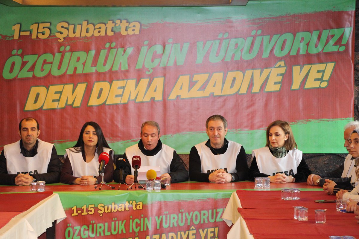 Terörist başı, bebek katili öcalan için Kars ve Van'da yürüyüş yapanlar tutuklanmalıdır!

Türk yurdunda bunlara fırsat verenlere yazıklar olsun!