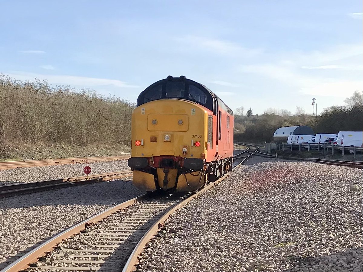 JohnnySpanners's tweet image. After bringing failed Tamper 73913 to Rugby for repair, HNRC 37405 leaves the OTP Depot. 

Always great to see a 37 out and about, old machines by now but still good workhorses 👍 #OnTrackPlant #SpottingFromWork #Class37