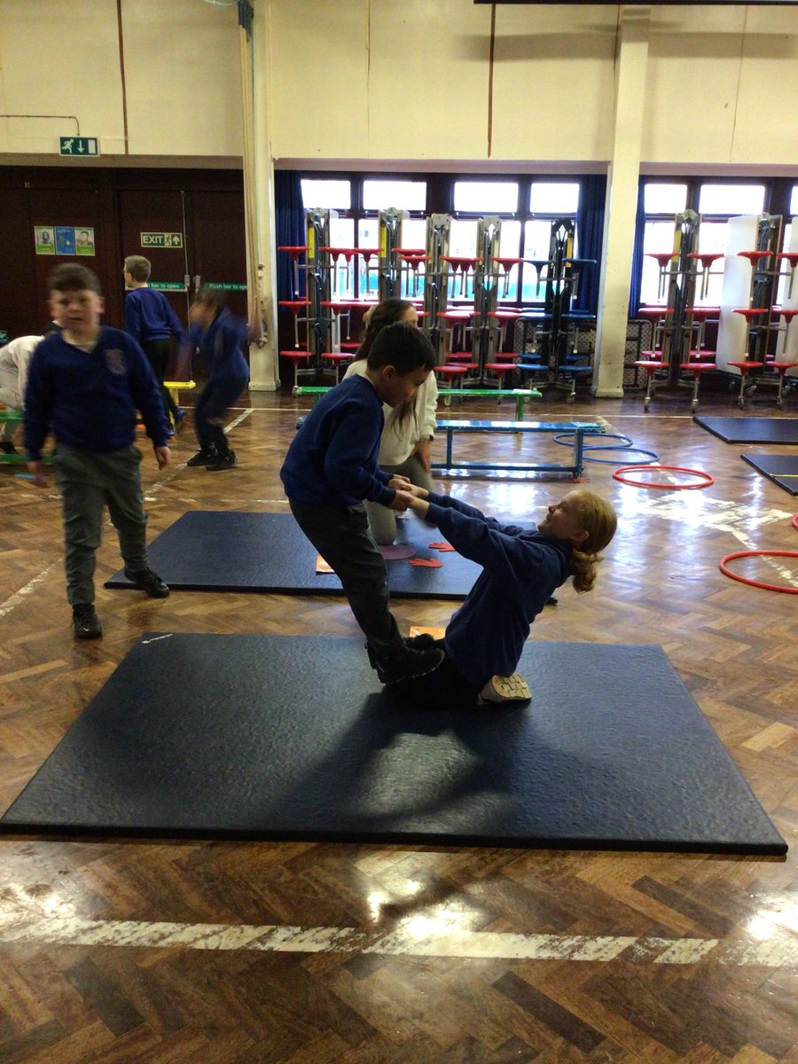 MrsWilliamsWWPA's tweet photo. We are learning how to counterbalance by using the weight of our partner to create a series of different balances 🤸🏼‍♀️🤸🏽‍♂️ https://t.co/KHwkGPRM4h
