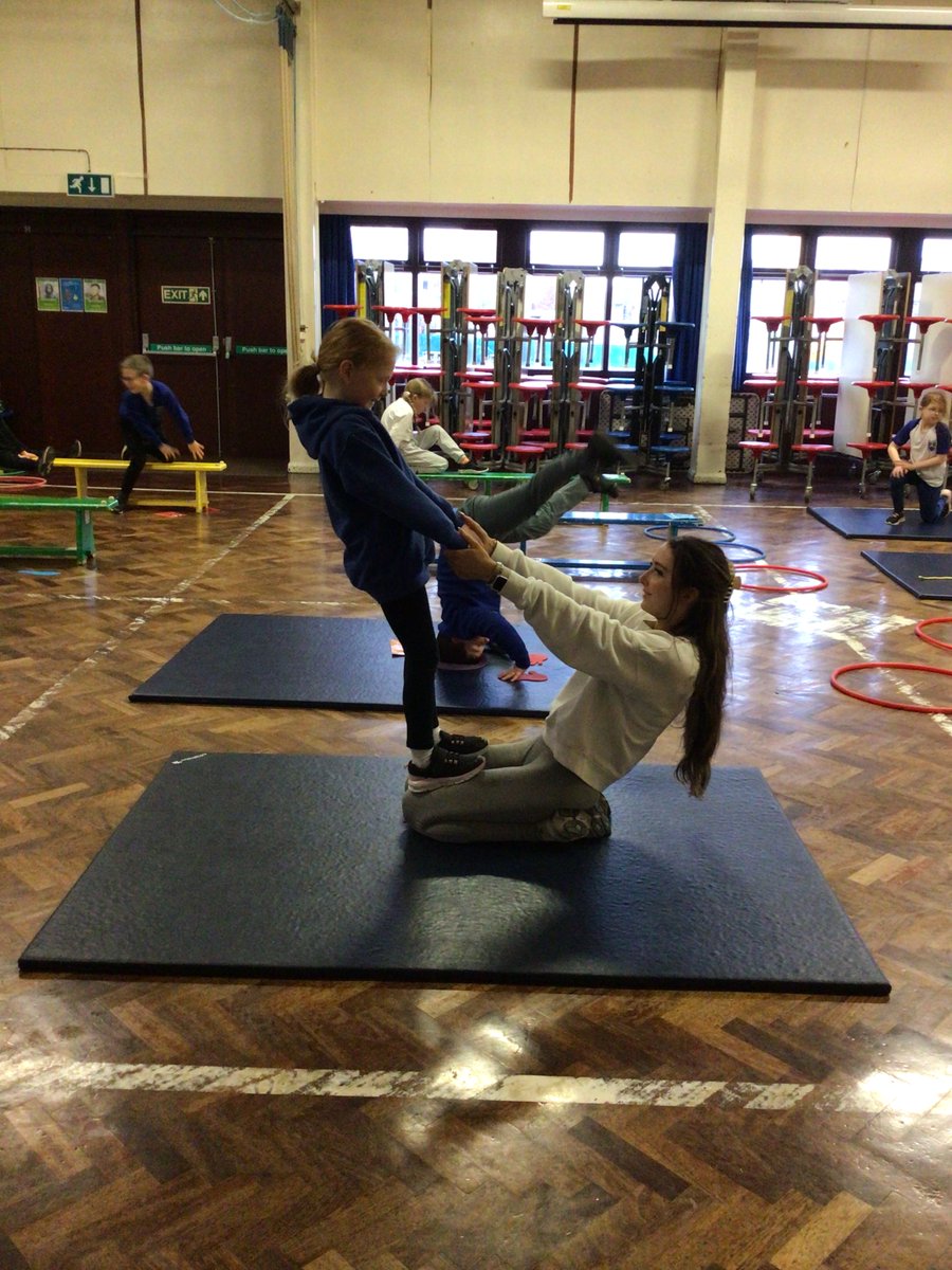 MrsWilliamsWWPA's tweet photo. We are learning how to counterbalance by using the weight of our partner to create a series of different balances 🤸🏼‍♀️🤸🏽‍♂️ https://t.co/KHwkGPRM4h