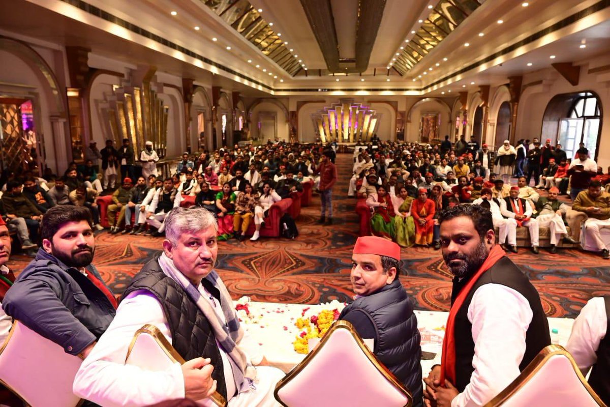 MPDharmendraYdv's tweet photo. संविधान बचाओ - देश बचाओ समाजवादी PDA रथ यात्रा के प्रथम चरण का समापन आज गाज़ियाबाद में। https://t.co/JtOrIVvmhm
