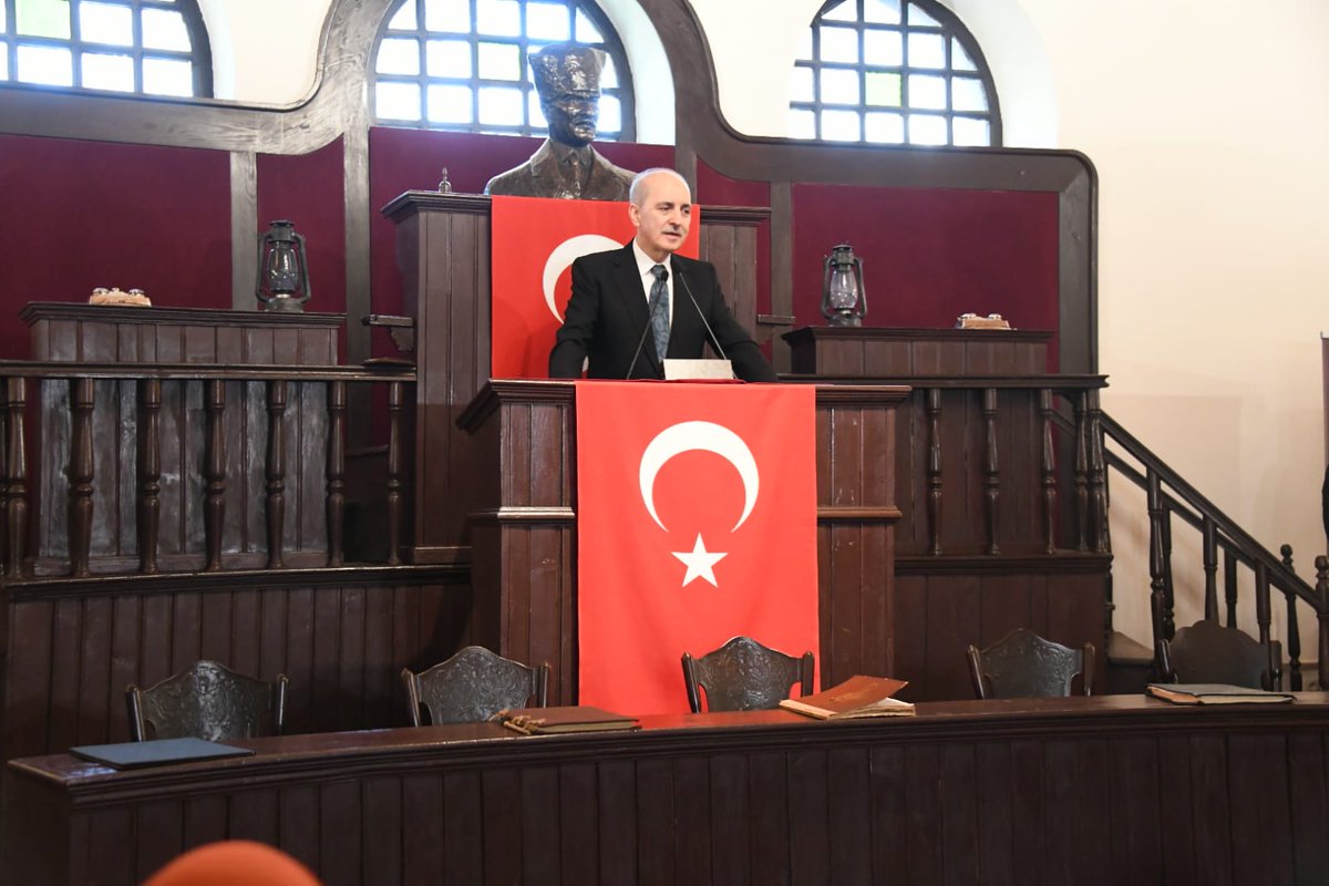 GSB_KYGM's tweet photo. “Türkiye’nin en büyük gücünün inanmış, kenetlenmiş, yetişmiş genç kadrosu olduğuna inananlardanım.”

TBMM Başkanı Prof. Dr. Numan Kurtulmuş, tarihî I. TBMM Binasındaki programda Diplomat Akademi Kampı gençleriyle buluştu.

#GSBYurtlarıKampta
#KYGMKışKampları https://t.co/7aNN1Qeez3