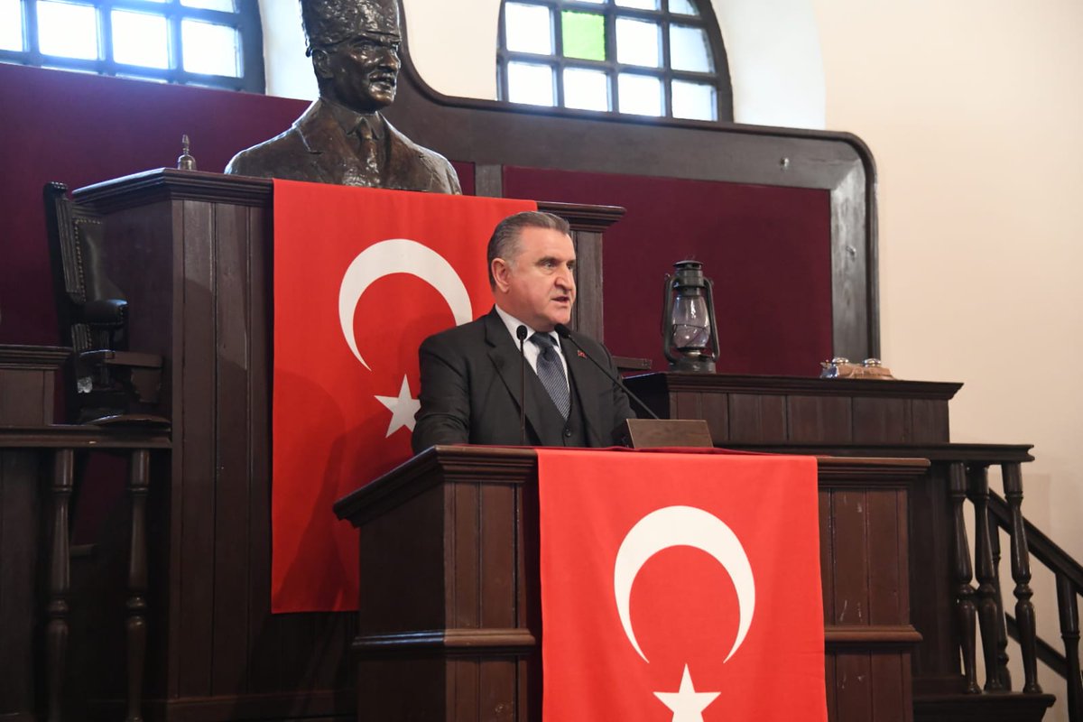GSB_KYGM's tweet photo. “Türkiye’nin en büyük gücünün inanmış, kenetlenmiş, yetişmiş genç kadrosu olduğuna inananlardanım.”

TBMM Başkanı Prof. Dr. Numan Kurtulmuş, tarihî I. TBMM Binasındaki programda Diplomat Akademi Kampı gençleriyle buluştu.

#GSBYurtlarıKampta
#KYGMKışKampları https://t.co/7aNN1Qeez3
