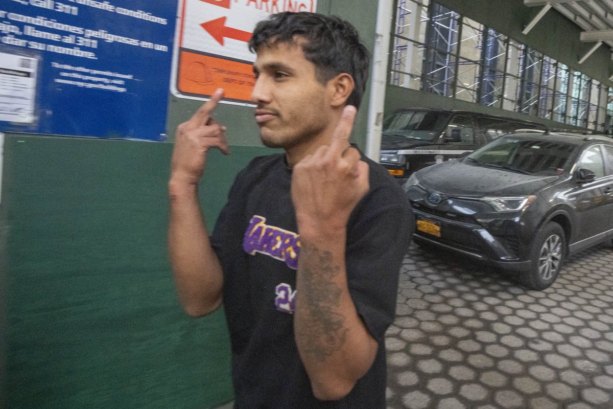 MustReadNewz's tweet photo. MIRANDA DEVINE: Look at this charmer coming out of Manhattan Criminal Court yesterday. Illegal alien Jhoan Boada, 22, flipped the double bird at New Yorkers after being released without bail (thanks Alvin Bragg) on charges of attacking NYPD officers in Times Square Sat night. https://t.co/0jEyEDb2Xu